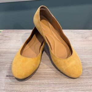 Born Brand Women’s Yellow(Mustard)Suede/Leather Slip On Ballet Flats Size 8M
